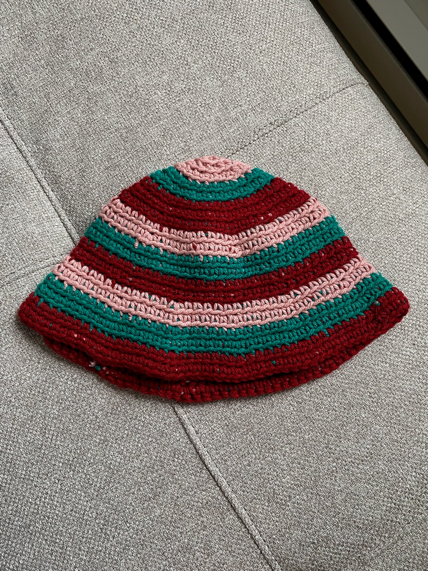 Chapeau rayé en crochet